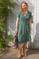 Seamstress of Bloomsbury Peggy Wrap Kjole #farve_green-polka