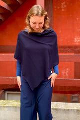 Sibin Linnebjerg Paris Poncho Navy Mørkeblå - Sophies.dk #farve_navy