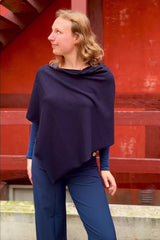 Sibin Linnebjerg Paris Poncho Navy Mørkeblå - Sophies.dk #farve_navy