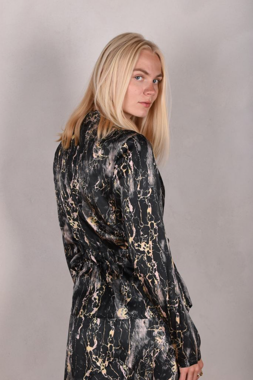 Tone Barker Wrafty Blouse Marble Black-Tone Barker-Sophies.dk